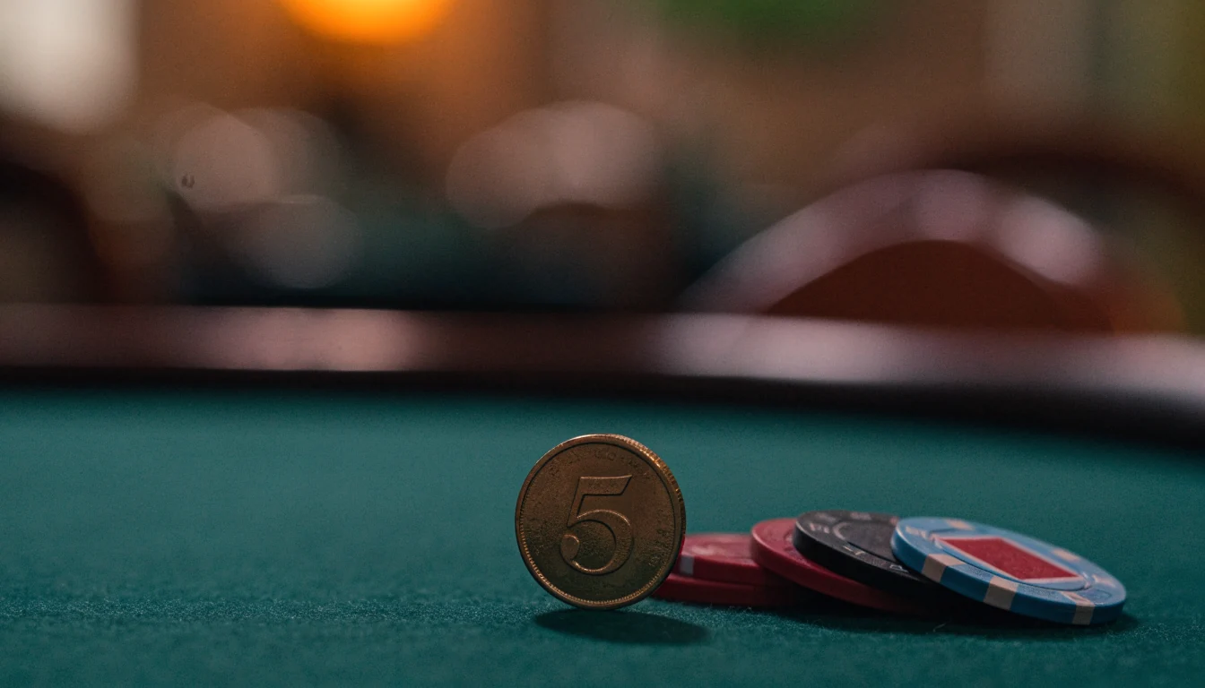 En guldtia på casinobord bredvid en liten hög marker